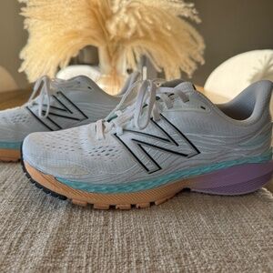 Women's New Balance 860 v12 - size 10